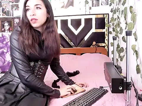 Snapshot of lucywhite13 chatting on November 7, 4:18 pm lucywhite13 online show from November 7, 4:18 pm