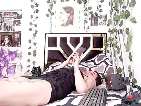 Snapshot of lucywhite13 chatting on November 14, 3:44 pm lucywhite13 online show from November 14, 3:44 pm