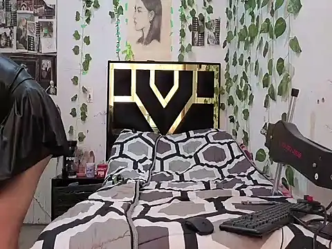 Snapshot of lucywhite13 chatting on December 20, 12:23 pm lucywhite13 online show from December 20, 12:23 pm