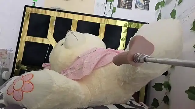 Snapshot of lucywhite13 chatting on January 14, 10:58 pm lucywhite13 online show from January 14, 10:58 pm