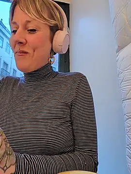 Snapshot of sarahpearlx chatting on December 22, 4:48 pm sarahpearlx online show from December 22, 4:48 pm