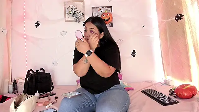 Snapshot of selena_jhonson chatting on November 2, 1:24 pm selena jhonson online show from November 2, 1:24 pm