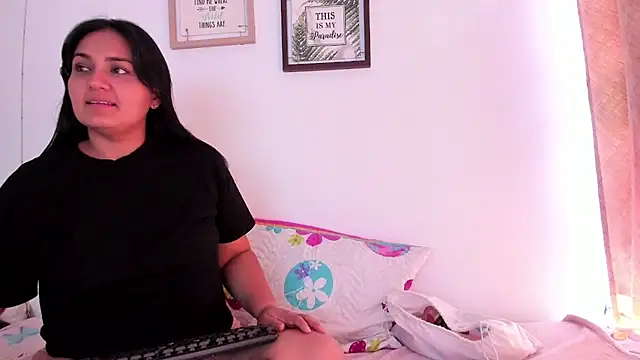 Snapshot of selena_jhonson chatting on November 17, 2:01 pm selena jhonson online show from November 17, 2:01 pm