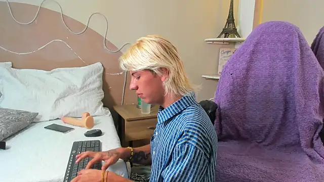 Snapshot of Enrrixxx_ chatting on January 10, 12:23 am Enrrixxx online show from January 10, 12:23 am