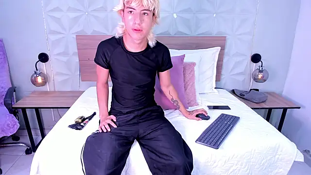 Snapshot of Enrrixxx_ chatting on February 9, 11:20 pm Enrrixxx online show from February 9, 11:20 pm