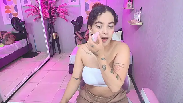 Snapshot of Maggy_t18 chatting on May 21, 3:35 am Maggy t18 online show from May 21, 3:35 am