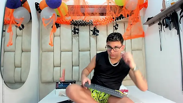 DavilANDkevin2 online show from October 28, 2:37 am