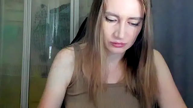 Snapshot of JessFoxxx chatting on June 3, 2:25 am JessFoxxx online show from June 3, 2:25 am
