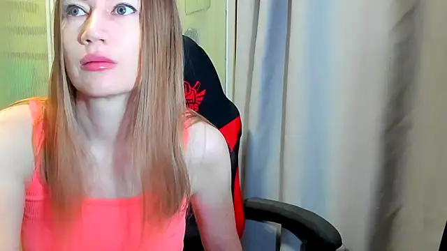 Snapshot of JessFoxxx chatting on June 4, 2:17 am JessFoxxx online show from June 4, 2:17 am