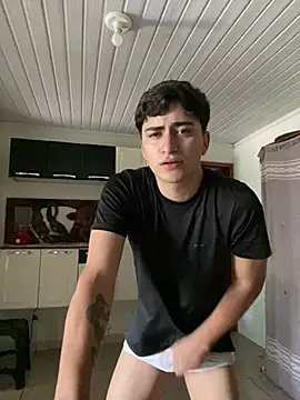 Snapshot of Tavinho067 chatting on February 11, 8:03 pm Tavinho067 online show from February 11, 8:03 pm