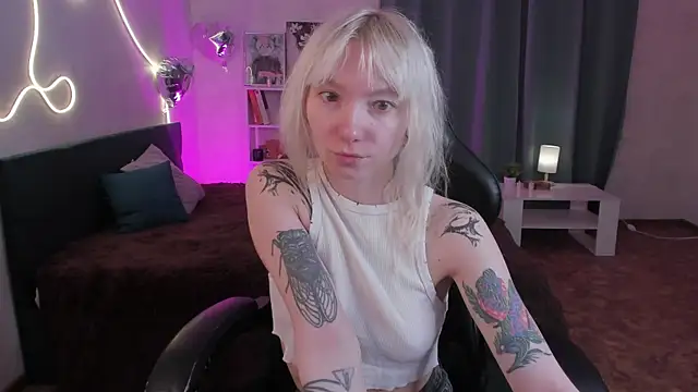 Snapshot of tattoo_art_baby chatting on May 6, 12:52 am tattoo art baby online show from May 6, 12:52 am