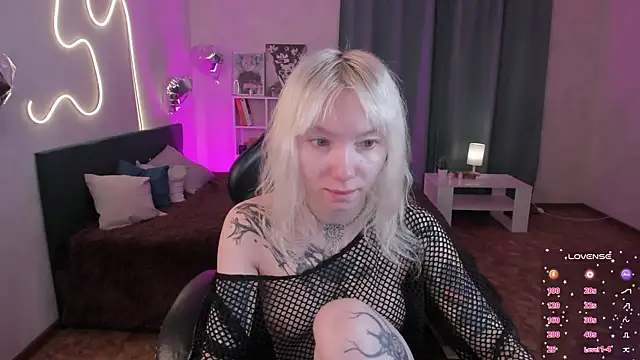 Snapshot of tattoo_art_baby chatting on May 13, 1:03 am tattoo art baby online show from May 13, 1:03 am