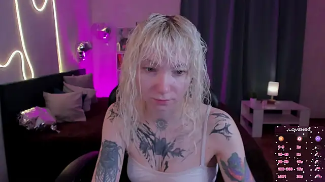 Snapshot of tattoo_art_baby chatting on May 25, 1:22 am tattoo art baby online show from May 25, 1:22 am