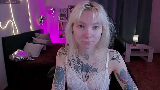 Snapshot of tattoo_art_baby chatting on May 28, 1:25 am tattoo art baby online show from May 28, 1:25 am