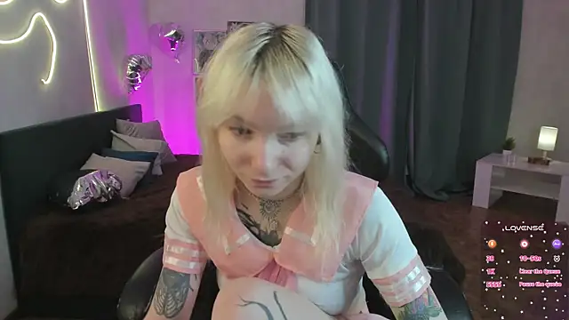 Snapshot of tattoo_art_baby chatting on June 5, 12:50 am tattoo art baby online show from June 5, 12:50 am