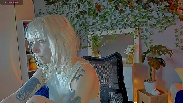 Snapshot of tattoo_art_baby chatting on June 17, 1:52 am tattoo art baby online show from June 17, 1:52 am