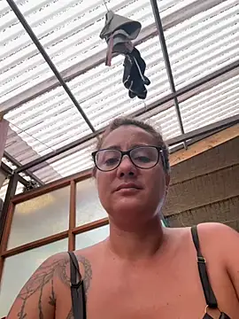 Snapshot of Vahine_tahiti987 chatting on October 2, 7:43 pm Vahine tahiti987 online show from October 2, 7:43 pm