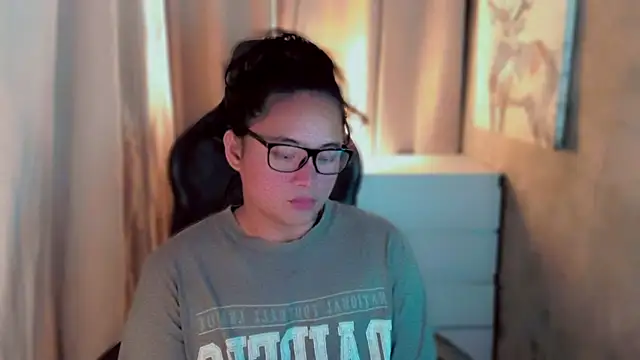 Snapshot of kaicromwell_ chatting on October 21, 1:23 pm kaicromwell  online show from October 21, 1:23 pm