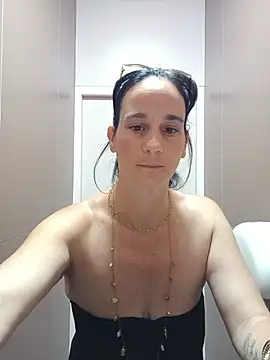 Snapshot of caro252 chatting on May 28, 7:05 am caro252 online show from May 28, 7:05 am