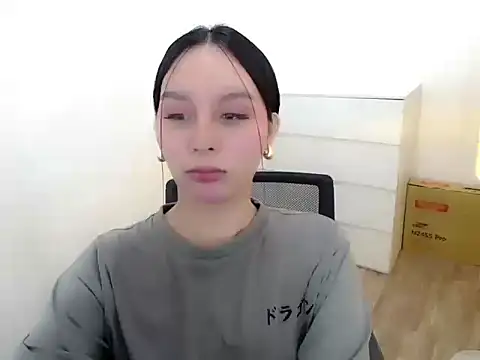 holly tabby online show from November 16, 7:30 pm