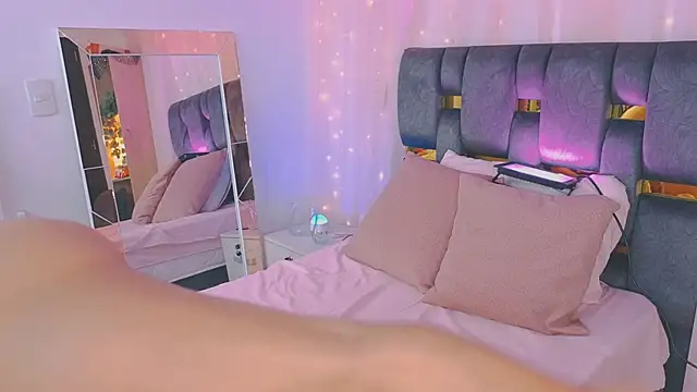 Snapshot of anitaglow chatting on November 12, 10:52 pm anitaglow online show from November 12, 10:52 pm