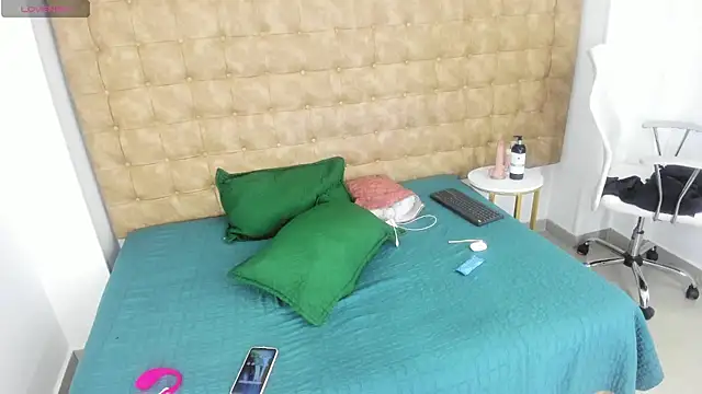 Snapshot of MiiaSmith__ chatting on November 6, 9:37 pm MiiaSmith online show from November 6, 9:37 pm