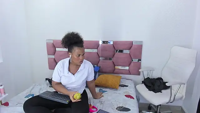 Snapshot of MiiaSmith__ chatting on November 24, 8:52 pm MiiaSmith online show from November 24, 8:52 pm