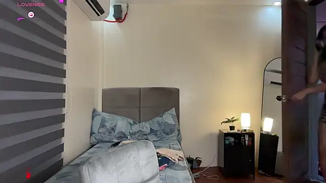 Demi Maddison online show from June 25, 4:01 am