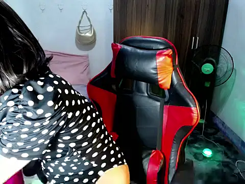 Snapshot of Urassiansweetcummer chatting on June 17, 12:13 am Urassiansweetcummer online show from June 17, 12:13 am