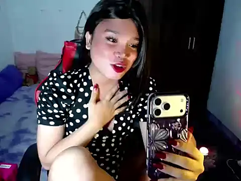 Snapshot of Urassiansweetcummer chatting on June 17, 12:18 pm Urassiansweetcummer online show from June 17, 12:18 pm