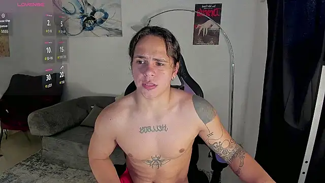 Snapshot of Maximiliano_scoott__ chatting on May 17, 9:44 pm Maximiliano scoott online show from May 17, 9:44 pm