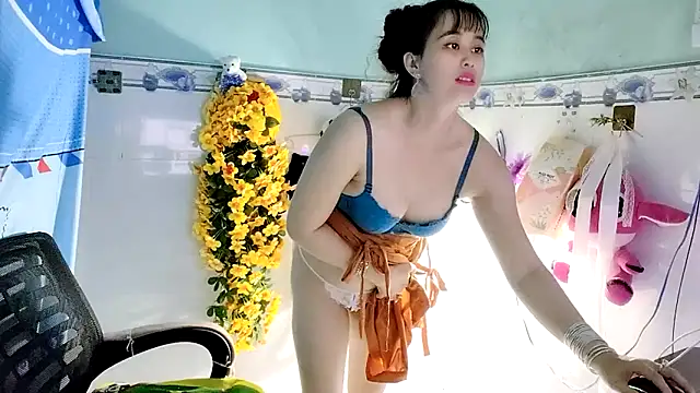 Snapshot of emgaixinhngoan chatting on October 2, 4:03 pm emgaixinhngoan online show from October 2, 4:03 pm