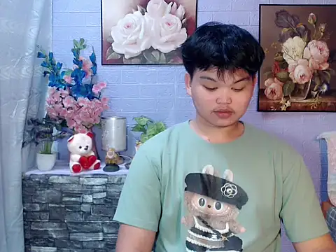 Snapshot of Reynelcock chatting on May 5, 4:37 pm Reynelcock online show from May 5, 4:37 pm