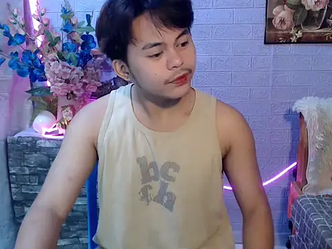 Snapshot of urguy_toshi chatting on August 2, 2:04 pm urguy toshi online show from August 2, 2:04 pm