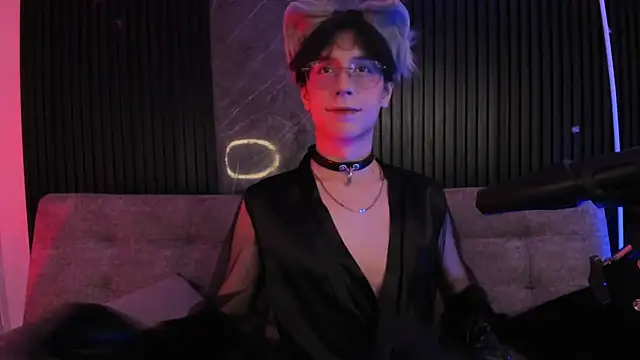 luixdust  online show from October 30, 7:32 am