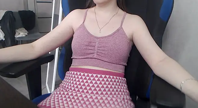 Snapshot of cute_elfy_ chatting on June 21, 1:24 pm cute elfy online show from June 21, 1:24 pm