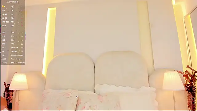 Snapshot of SalomeeBell chatting on June 19, 9:51 pm SalomeeBell online show from June 19, 9:51 pm