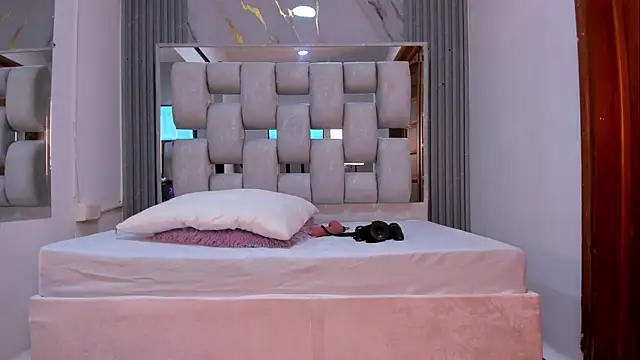Wonderkloe  online show from May 6, 7:52 pm