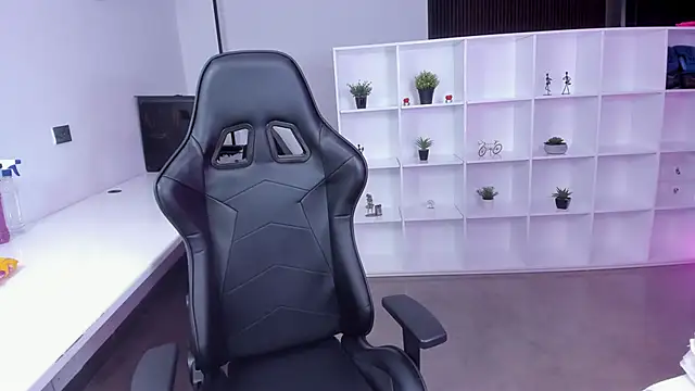 Snapshot of megan_bigboobs_ chatting on October 29, 11:01 am megan bigboobs online show from October 29, 11:01 am