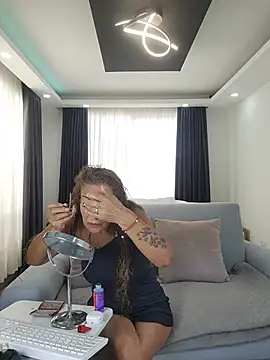 Snapshot of evasweett__ chatting on June 22, 2:47 pm evasweett online show from June 22, 2:47 pm