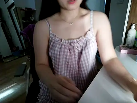Snapshot of Linzly chatting on May 21, 9:27 am Linzly online show from May 21, 9:27 am