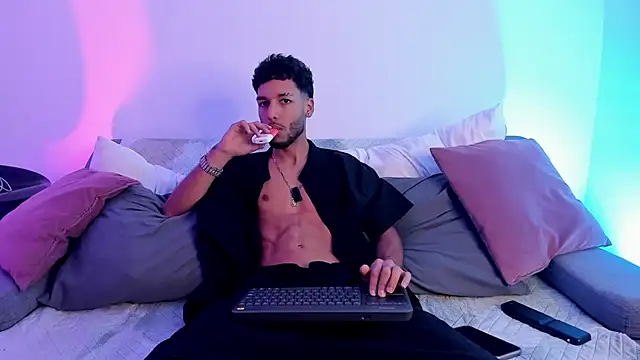 Snapshot of Thiagoferreti chatting on June 8, 3:29 am Thiagoferreti online show from June 8, 3:29 am