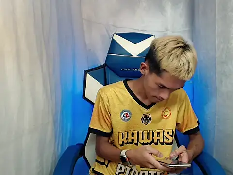 Snapshot of riks_tyler chatting on December 19, 7:48 am riks tyler online show from December 19, 7:48 am