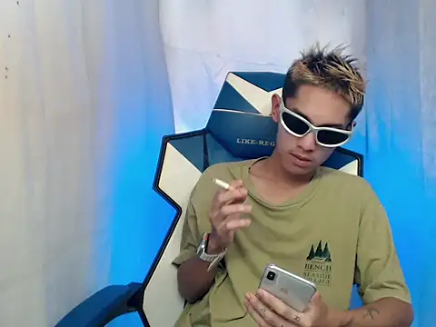 Snapshot of riks_tyler chatting on December 20, 1:56 am riks tyler online show from December 20, 1:56 am