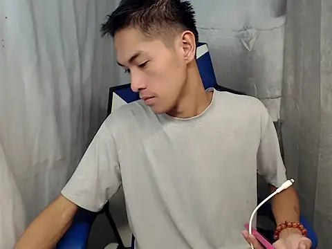 Snapshot of riks_tyler chatting on April 17, 9:34 am riks tyler online show from April 17, 9:34 am