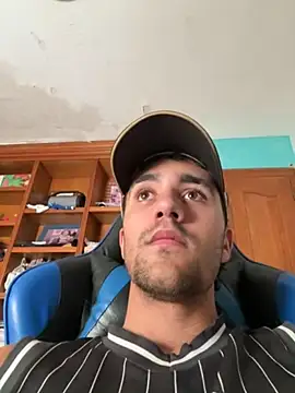 Snapshot of aavrdvh33 chatting on November 2, 12:18 pm aavrdvh33 online show from November 2, 12:18 pm