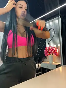 KenyaCruz online show from February 3, 7:30 pm