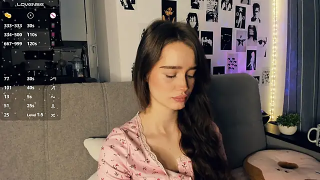 lovelyalivia online show from December 16, 9:14 am