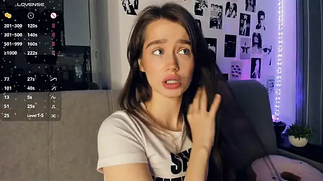 lovelyalivia online show from December 22, 9:06 am