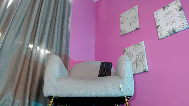 Snapshot of emily_ox0 chatting on June 25, 8:24 pm emily ox0 online show from June 25, 8:24 pm